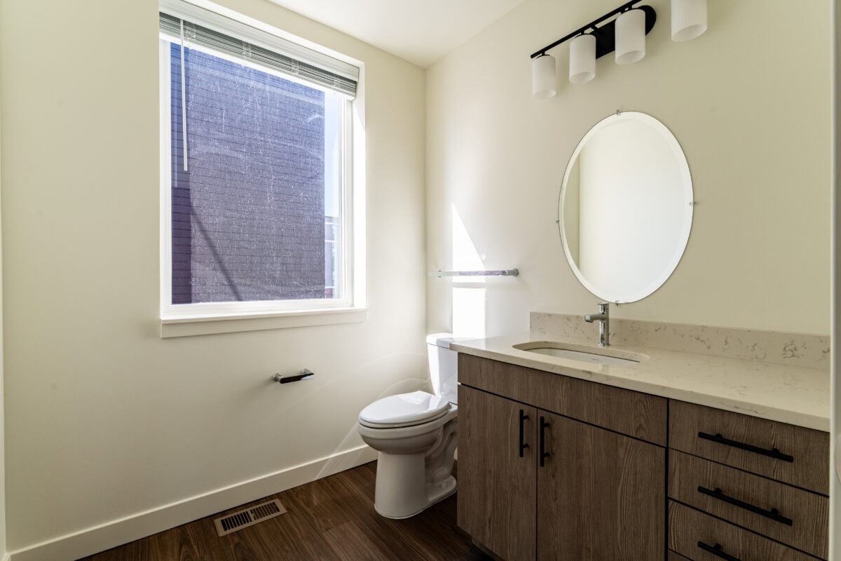 #1653 2ndfloor bathroom 1