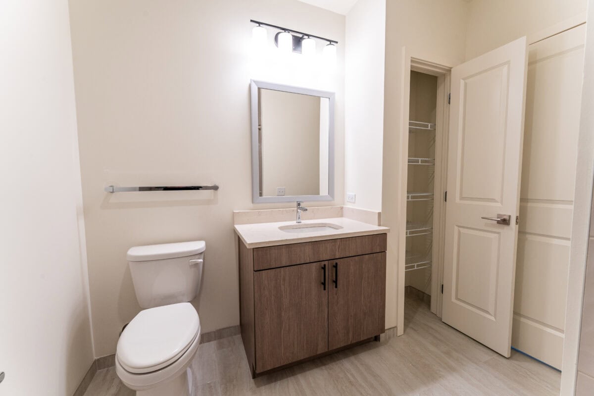 #1653 3rdfloor bathroom 2