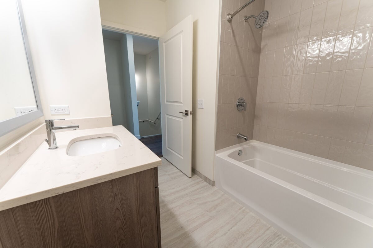 #1653 3rdfloor bathroom 3